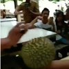 Duh Bikin Ngilu, Prajurit TNI Ini Pecahkan Durian Dengan Cara Tak Terduga!