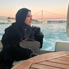 Biasa Tampil Seksi, Intip 10 Potret Cantiknya Ayu Aulia Berhijab Saat Liburan Bareng Zikri Daulay di Turki
