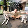 10 Potret Kebun Binatang Pribadi Alshad Ahmad, Kandang Khusus Harimaunya Ngeri Banget!