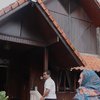 8 Potret Rumah Pedangdut Senior Evie Tamala, Tak Pernah Tersorot, Sederhana Dinding Dari Kayu!