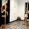 Potret Sederetan Selebriti saat Berolahraga Pole Dance