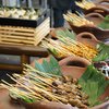 Nikmati Sensasi Berbeda Makan Jajanan Pinggir Jalan di Hotel Berbintang