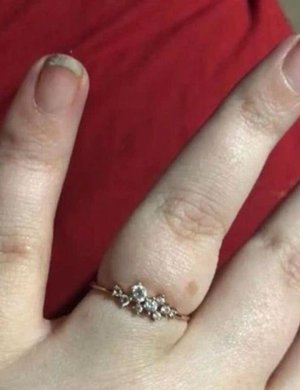Pengantin Wanita Pamer Foto Cincin Pertunangan Netizen Salfok Dengan Jarinya Dream Co Id