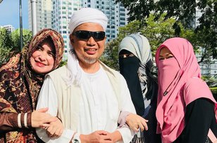 Kesetiaan Tiga 'Bidadari' Ustaz Arifin Ilham Hingga Momen Terakhir