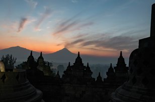 Pengunjung yang Naik Candi Borobudur Bakal Dibatasi