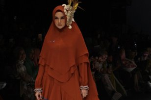 Pesona Mulan Jameela di Atas Catwalk Jakarta Fashion Week 2020