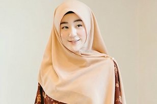 Gaya Hijab Pesta Santun Larissa Chou, Menantu Ustaz Arifin Ilham