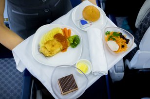 Makanan yang Bisa Disantap dan Harus Dihindari Saat Penerbangan
