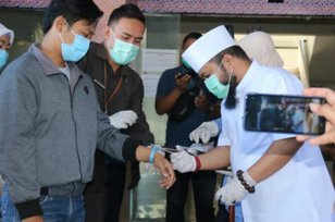 Gunting Gelang, Wali Kota Bengkulu Lepas Kepulangan 3 Pasien Sembuh Covid-19