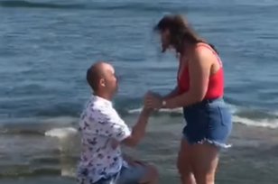 Stay Cool Meski Malu, Lihat Momen Pria Terpeleset Saat Melamar Kekasih di Pantai