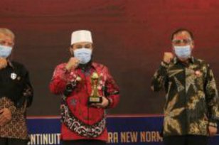 Wali Kota Bengkulu Helmi Hasan Raih Penghargaan Top Pembina BUMD