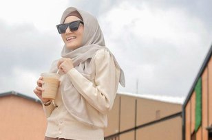 Berbalut Hijab, Gaya Modis Kiki Amalia yang Santun dan Elegan