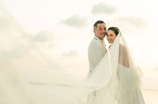 Julie Estelle Resmi Menikah dengan David Tjiptobiantoro di Maldives