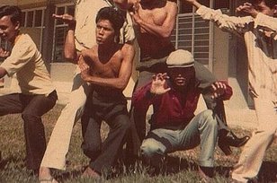 Foto 6 Cowok Jadul Tahun 80'an Bergaya Kungfu, Salfok sama yang Acungkan Jari