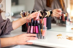 7 Tips Merawat Alat Makeup Agar Tidak Cepat Rusak