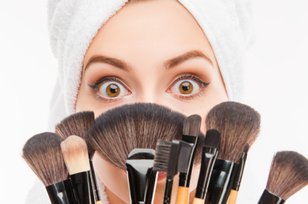 Kesalahan Pemakaian Makeup yang Bikin Jerawat Bermunculan