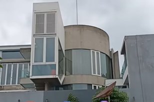 Penampakan Rumah Mewah 3 Lantai Terbengkalai 10 Tahun, Kolam Renangnya Ngeri Banget!
