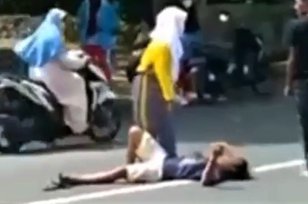Cekcok Dengan Pacar, Pemuda Ini Nekat Tiduran di Tengah Jalan Raya, Netizen: Bikin Malu!