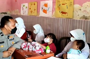 Kisah Haru Gadis Yatim Bersekolah Sambil Gendong 2 Adik, Fakta di Baliknya Bikin Nangis