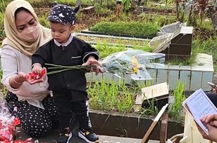 Netizen Haru Melihat Gala Sky Panggil 'Mami' di Atas Makam Vanessa Angel