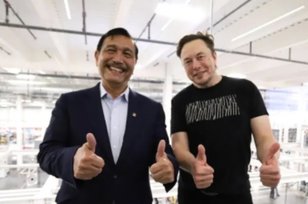 Kunjungi Pabrik Tesla, Luhut Berikan Permen Ini Pada Elon Musk