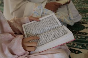 Kandungan dan Keistimewaan Surat Al Qalam, Pengingat untuk Menghindari Sifat-sifat Tercela