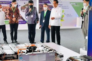 Jokowi Resmikan Pabrik Baterai Mobil Listrik di Batang