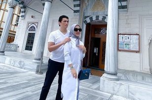 Potret Syahrini dan Reino Barack Mampir di Masjid Camii Tempat Akad Nikah Mereka, Warganet Salfok Lihat Tas Mewahnya!