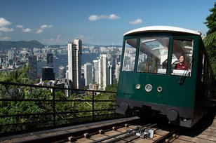 Hong Kong Peak Tram yang Ikonik Kembali Beroperasi dengan Tampilan Baru