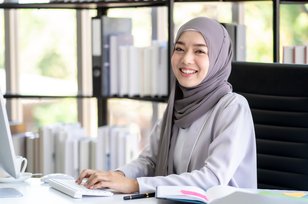 Tips Memilih Outfit Hijab Sesuai Dresscode Kantor