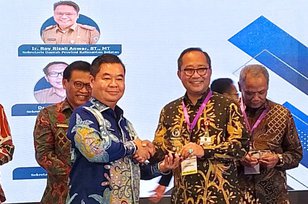 Gencarkan Digitalisasi, Sekda Semarang Iswar Aminuddin Sabet Penghargaan di Askompsi Digital Leadership Government Awards 2023