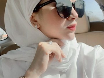 8 Potret Terbaru Kades Cantik Mantan Biduan di Lamongan, Makin Elegan dengan Hijab!