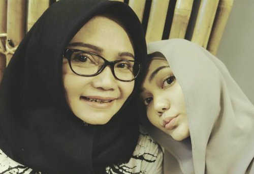  Begini Reaksi Sang Ibu Saat Tahu Rina Nose Lepas Hijab