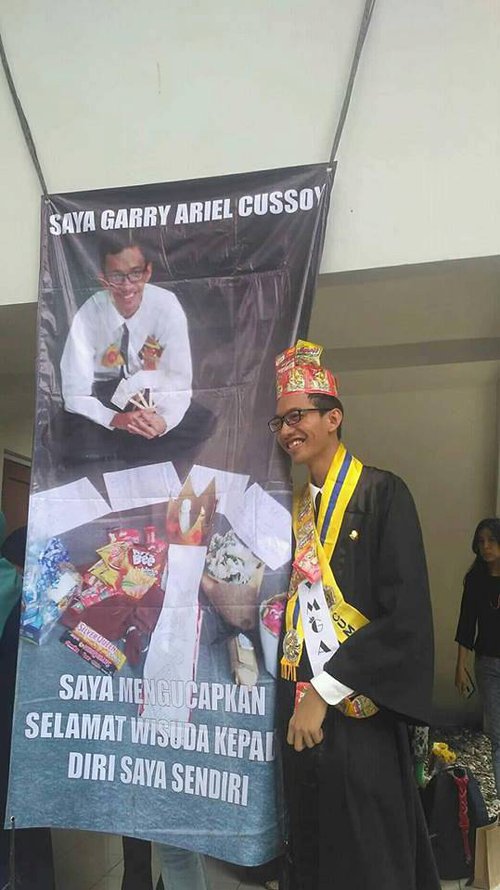 Ngakak! Mahasiswa Ucapkan Selamat Wisuda untuk Diri 