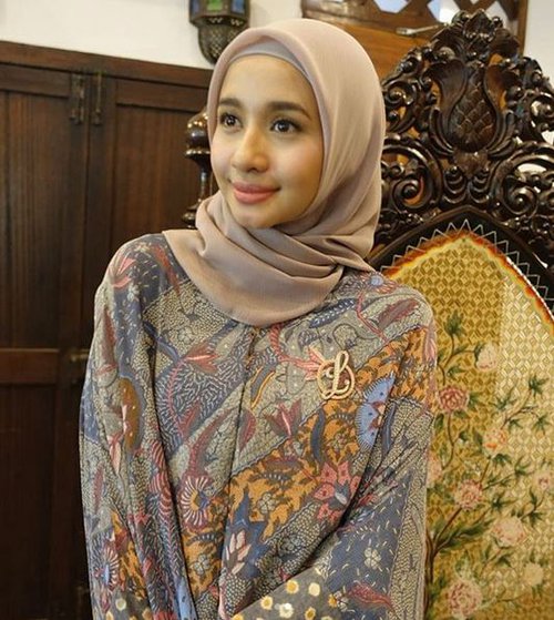 Busana Batik Laudya Cynthia Bella di Malaysia Curi 