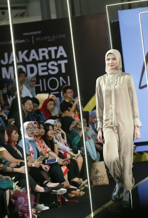  Tampilan Busana L.tru X karya Fenita Arie di JMFW 2018