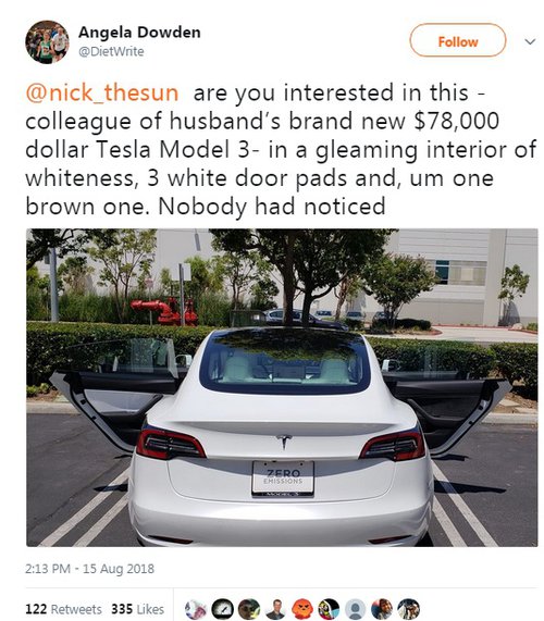  Mobil Tesla beda warna pintu.