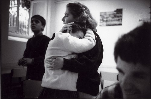  Maria Isabela (baju putih) memeluk seorang relawan pada tahun 1991. Usianya 21 tahun saat itu. (