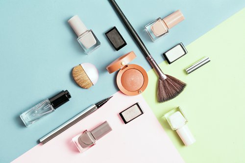  Cara Mudah Perbaiki Lipstik Patah, Eyeshadow Hancur & Maskara Kering