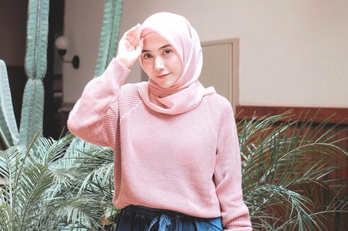  Mix and Match Sweater Jadi Lebih Playful untuk Hijabers