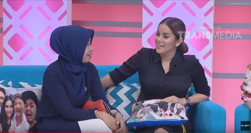 6 Koleksi Sneakers Mahal Olla Ramlan, Bikin Iri Deh! : Okezone Travel