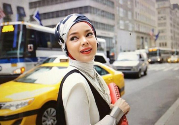 Ingin Tampil Mempesona? Cobalah Turban Ala Dewi Sandra 