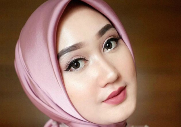  Makeup Cantik  Tanpa Cukur Alis ala Dian Pelangi Hijab 