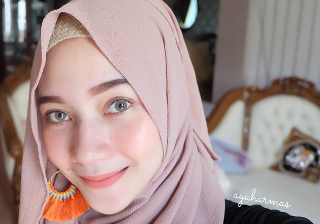 Inspirasi Gaya Hijab Polos yang Dikreasikan dengan Anting 