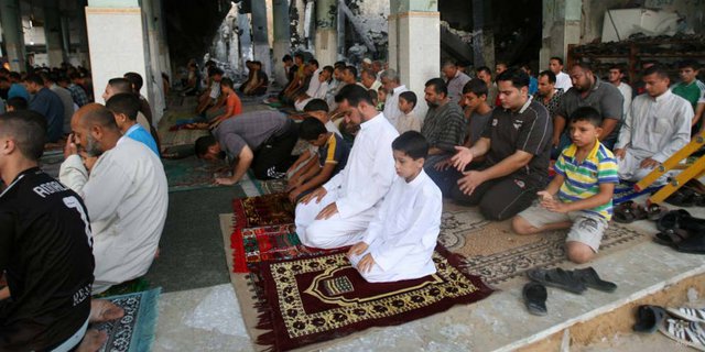 Warga Palestina Salat Eid di Masjid Bekas Serangan Israel