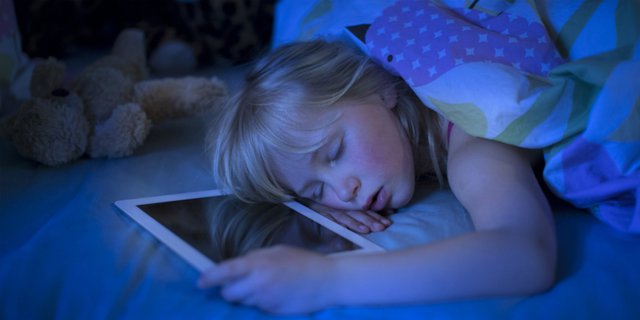 Saat Tidur, Jangan Simpan Ponsel di Bawah Bantal