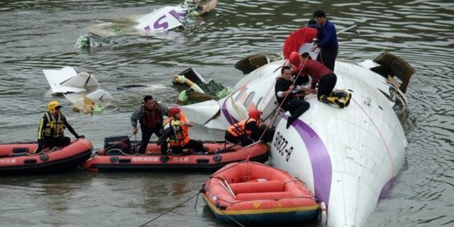 Tabrak Jembatan, Pesawat Berisi 58 Penumpang Jatuh ke Sungai