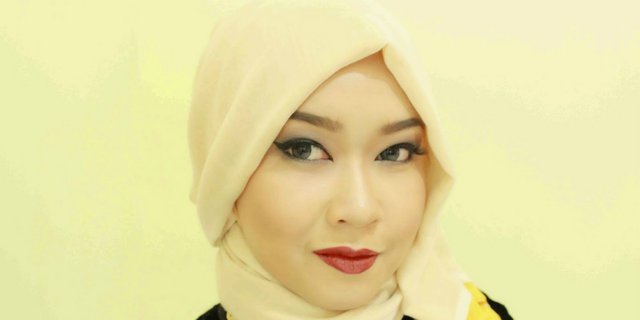 Tutorial Rias Wajah Natural dengan Eyeliner dan Eyeshadow