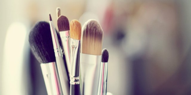 Bahaya Fatal Buat yang Suka Berbagi Pakai Kuas Makeup