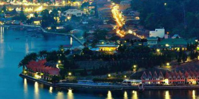 Sensasi Makan Malam Romantis di Tepi Danau Toba